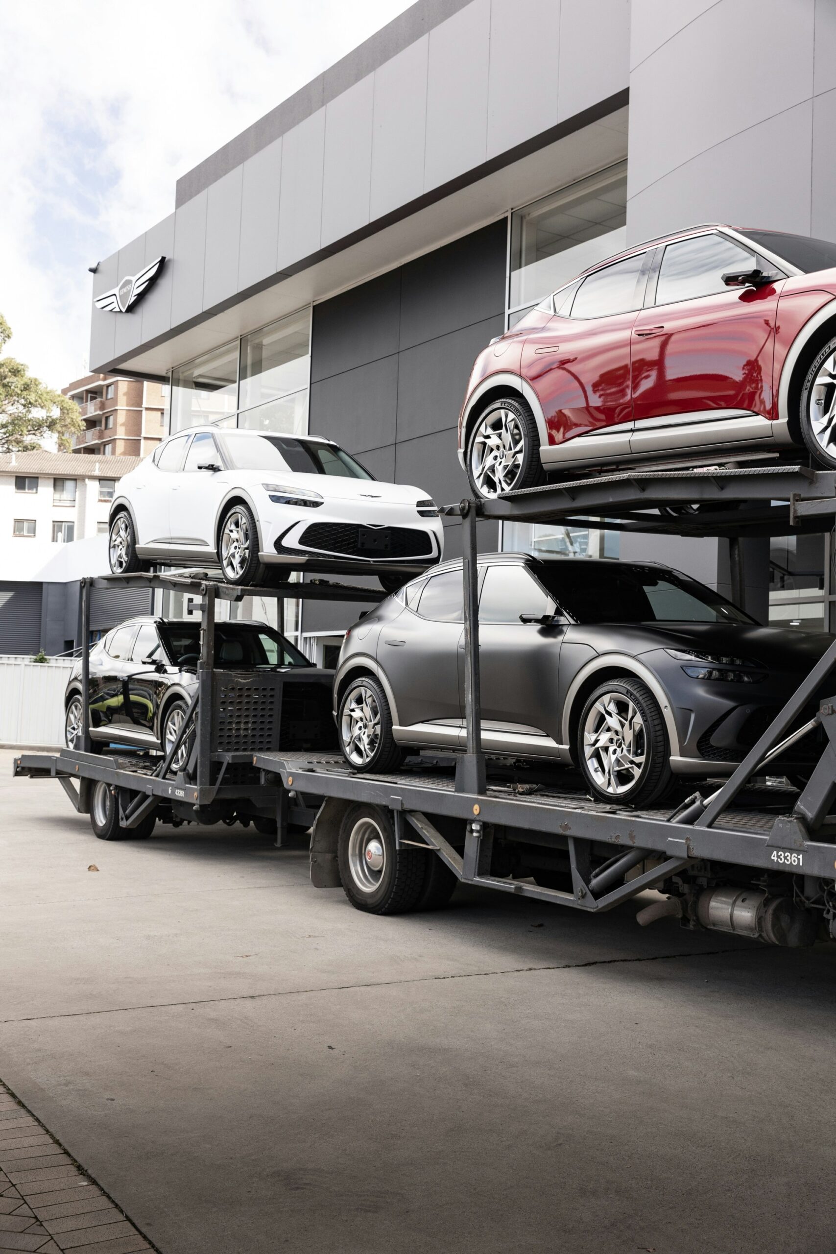 car hauler truck loaded with vehicles representing best load boards for car haulers